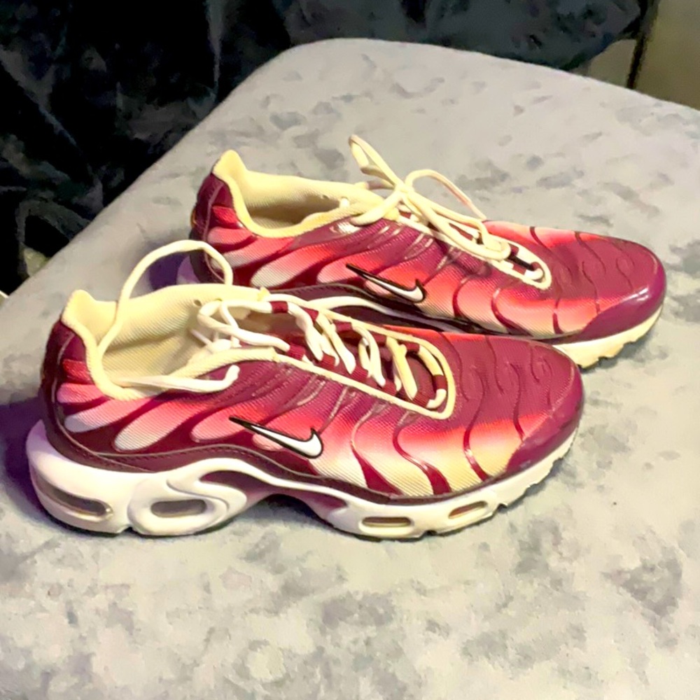 Nike Air Max Plus Dark Beetroot Black White Boys size 7Y CD0609-600 2021 No Box